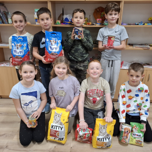 Uczniowie klasy 2 z zebraną karmą. Kliknięcie w zdjęcie spowoduje powiększenie do oryginalnego rozmiaru.