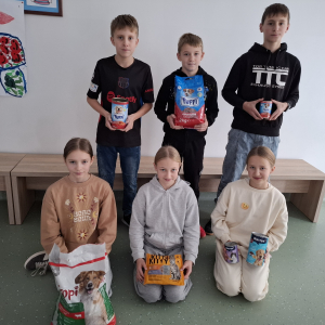 Uczniowie klasy 6 z zebraną karmą. Kliknięcie w zdjęcie spowoduje powiększenie do oryginalnego rozmiaru.