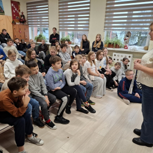 Grupa uczniów klas starszych z przedstawicielką TOZ. Kliknięcie w zdjęcie spowoduje powiększenie do oryginalnego rozmiaru.