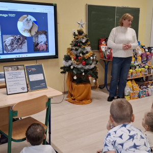 Przedstawicielka TOZ podczas prelekcji. Kliknięcie w zdjęcie spowoduje powiększenie do oryginalnego rozmiaru.