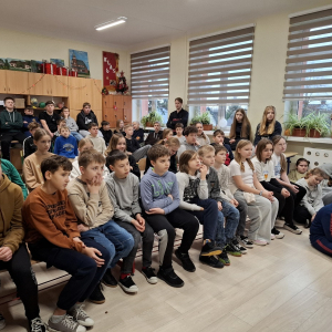 Grupa uczniów klas starszych. Kliknięcie w zdjęcie spowoduje powiększenie do oryginalnego rozmiaru.