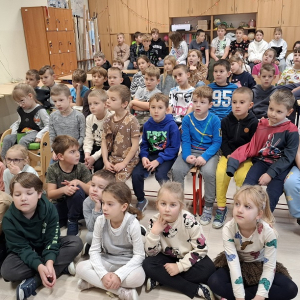 Grupa uczniów klas młodszych. Kliknięcie w zdjęcie spowoduje powiększenie do oryginalnego rozmiaru.