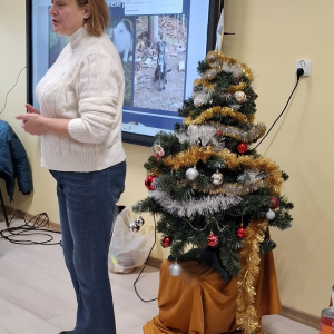 Przedstawicielka TOZ podczas prelekcji. Kliknięcie w zdjęcie spowoduje powiększenie do oryginalnego rozmiaru.