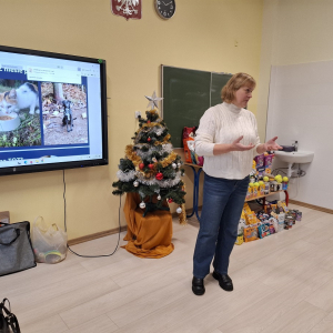 Przedstawicielka TOZ podczas prelekcji. Kliknięcie w zdjęcie spowoduje powiększenie do oryginalnego rozmiaru.