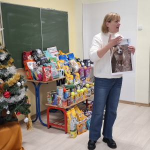 Przedstawicielka TOZ podczas prelekcji. Kliknięcie w zdjęcie spowoduje powiększenie do oryginalnego rozmiaru.