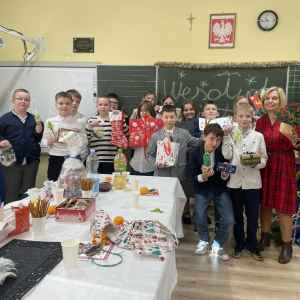 Uczniowie klasy 5 z wychowawczynią. Kliknięcie w zdjęcie spowoduje powiększenie do oryginalnego rozmiaru.