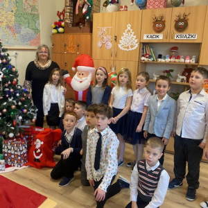 Uczniowie klasy 2 z wychowawczynią. Kliknięcie w zdjęcie spowoduje powiększenie do oryginalnego rozmiaru.