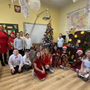 Uczniowie klasy 3 z wychowawczynią. Kliknięcie w zdjęcie spowoduje powiększenie do oryginalnego rozmiaru.