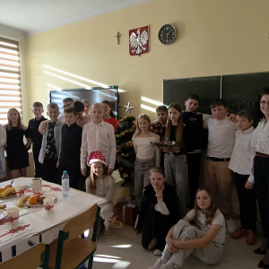 Uczniowie klasy 6 z wychowawczynią. Kliknięcie w zdjęcie spowoduje powiększenie do oryginalnego rozmiaru.