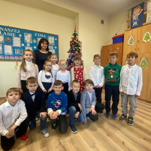 Uczniowie klasy 1 z wychowawczynią. Kliknięcie w zdjęcie spowoduje powiększenie do oryginalnego rozmiaru.