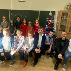 Uczniowie klasy 4. Kliknięcie w zdjęcie spowoduje powiększenie do oryginalnego rozmiaru.