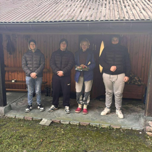 Troje uczniów w odwiedzinach osób samotnych i starszych. Kliknięcie w zdjęcie spowoduje powiększenie do oryginalnego rozmiaru.