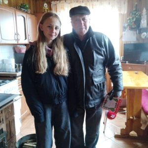 Uczennica w odwiedzinach osób samotnych i starszych. Kliknięcie w zdjęcie spowoduje powiększenie do oryginalnego rozmiaru.