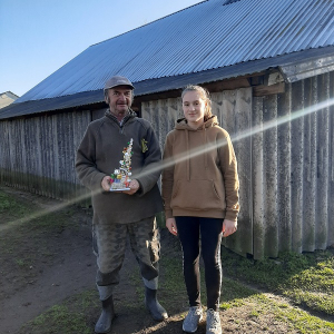 Uczennica w odwiedzinach osób samotnych i starszych. Kliknięcie w zdjęcie spowoduje powiększenie do oryginalnego rozmiaru.