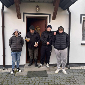 Troje uczniów w odwiedzinach osób samotnych i starszych. Kliknięcie w zdjęcie spowoduje powiększenie do oryginalnego rozmiaru.