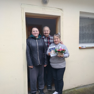 Uczennica w odwiedzinach osób samotnych i starszych. Kliknięcie w zdjęcie spowoduje powiększenie do oryginalnego rozmiaru.