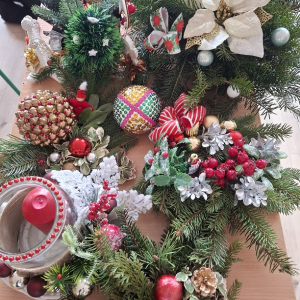 Ozdoby świąteczne przygotowane przez wolontariuszy. Kliknięcie w zdjęcie spowoduje powiększenie do oryginalnego rozmiaru.