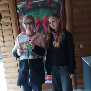 Uczennica w odwiedzinach osób samotnych i starszych. Kliknięcie w zdjęcie spowoduje powiększenie do oryginalnego rozmiaru.