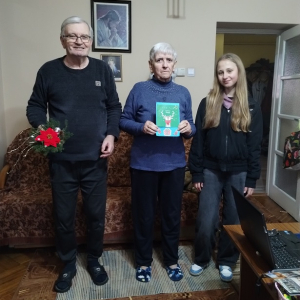 Uczennica w odwiedzinach osób samotnych i starszych. Kliknięcie w zdjęcie spowoduje powiększenie do oryginalnego rozmiaru.