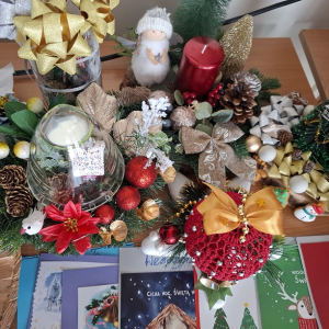 Ozdoby świąteczne przygotowane przez wolontariuszy. Kliknięcie w zdjęcie spowoduje powiększenie do oryginalnego rozmiaru.