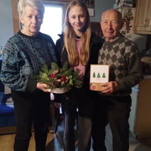 Uczennica w odwiedzinach osób samotnych i starszych. Kliknięcie w zdjęcie spowoduje powiększenie do oryginalnego rozmiaru.