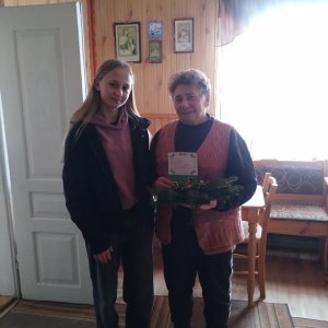 Uczennica w odwiedzinach osób samotnych i starszych. Kliknięcie w zdjęcie spowoduje powiększenie do oryginalnego rozmiaru.