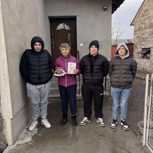 Troje uczniów w odwiedzinach osób samotnych i starszych. Kliknięcie w zdjęcie spowoduje powiększenie do oryginalnego rozmiaru.