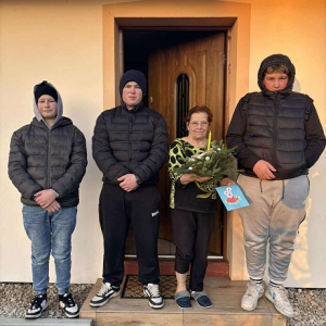 Troje uczniów w odwiedzinach osób samotnych i starszych. Kliknięcie w zdjęcie spowoduje powiększenie do oryginalnego rozmiaru.