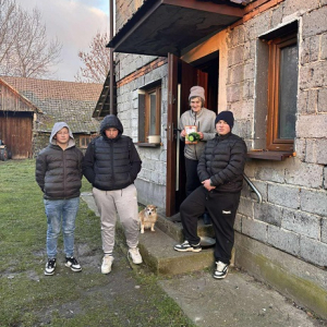 Troje uczniów w odwiedzinach osób samotnych i starszych. Kliknięcie w zdjęcie spowoduje powiększenie do oryginalnego rozmiaru.