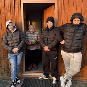 Troje uczniów w odwiedzinach osób samotnych i starszych. Kliknięcie w zdjęcie spowoduje powiększenie do oryginalnego rozmiaru.
