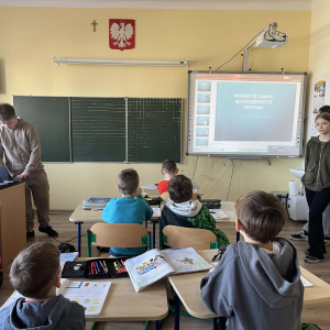 Uczniowie klasy 8 podczas prezentacji projektu DBI w klasach 0, 1, 2, 3.  Kliknięcie w zdjęcie spowoduje powiększenie do oryginalnego rozmiaru.