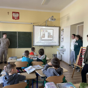 Uczniowie klasy 8 podczas prezentacji projektu DBI w klasach 0, 1, 2, 3.  Kliknięcie w zdjęcie spowoduje powiększenie do oryginalnego rozmiaru.