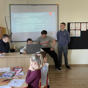 Uczniowie klasy 8 podczas prezentacji projektu DBI w klasach 0, 1, 2, 3.  Kliknięcie w zdjęcie spowoduje powiększenie do oryginalnego rozmiaru.