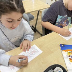 Uczniowie klasy 3 podczas prezentacji projektu DBI.  Kliknięcie w zdjęcie spowoduje powiększenie do oryginalnego rozmiaru.