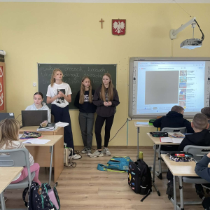 Uczniowie klasy 8 podczas prezentacji projektu DBI w klasach 0, 1, 2, 3.  Kliknięcie w zdjęcie spowoduje powiększenie do oryginalnego rozmiaru.