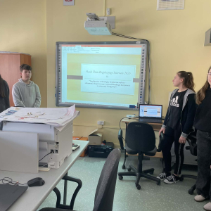 Uczniowie klasy 8 podczas prezentacji projektu DBI w klasach 0, 1, 2, 3.  Kliknięcie w zdjęcie spowoduje powiększenie do oryginalnego rozmiaru.