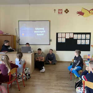 Uczniowie klasy 8 podczas prezentacji projektu DBI w klasach 0, 1, 2, 3.  Kliknięcie w zdjęcie spowoduje powiększenie do oryginalnego rozmiaru.