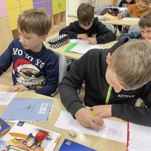 Uczniowie klasy 3 podczas prezentacji projektu DBI.  Kliknięcie w zdjęcie spowoduje powiększenie do oryginalnego rozmiaru.