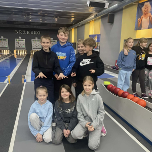 Uczniowie klas 4, 5 podczas wizyty w kręgielni. Kliknięcie w zdjęcie spowoduje powiększenie do oryginalnego rozmiaru.