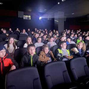 Uczniowie klas 4, 5 w kinie Planeta w Brzesku. Kliknięcie w zdjęcie spowoduje powiększenie do oryginalnego rozmiaru.