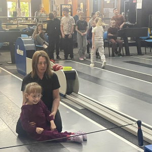 Uczniowie klas 4, 5 podczas wizyty w kręgielni. Kliknięcie w zdjęcie spowoduje powiększenie do oryginalnego rozmiaru.