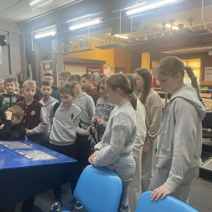 Uczniowie klas 4, 5 podczas wizyty w kręgielni. Kliknięcie w zdjęcie spowoduje powiększenie do oryginalnego rozmiaru.