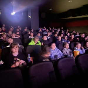 Uczniowie klas 4, 5 w kinie Planeta w Brzesku. Kliknięcie w zdjęcie spowoduje powiększenie do oryginalnego rozmiaru.