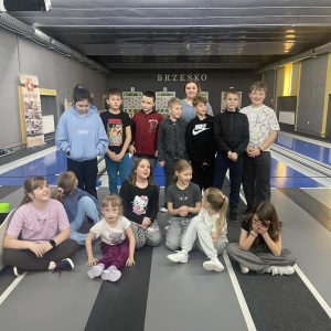 Uczniowie klas 4 podczas wizyty w kręgielni. Kliknięcie w zdjęcie spowoduje powiększenie do oryginalnego rozmiaru.