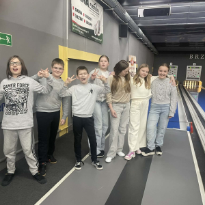 Uczniowie klas 4, 5 podczas wizyty w kręgielni. Kliknięcie w zdjęcie spowoduje powiększenie do oryginalnego rozmiaru.