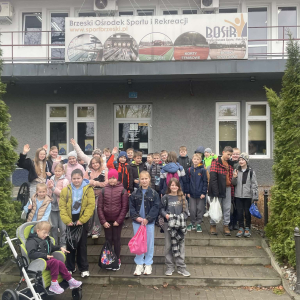 Uczniowie klas 4, 5 przed budynkiem  kręgielni w Brzesku. Kliknięcie w zdjęcie spowoduje powiększenie do oryginalnego rozmiaru.