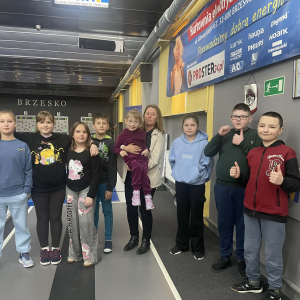 Uczniowie klas 4, 5 podczas wizyty w kręgielni. Kliknięcie w zdjęcie spowoduje powiększenie do oryginalnego rozmiaru.