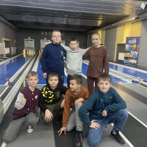 Uczniowie klas 4, 5 podczas wizyty w kręgielni. Kliknięcie w zdjęcie spowoduje powiększenie do oryginalnego rozmiaru.