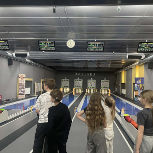 Uczniowie klas 4, 5 podczas wizyty w kręgielni. Kliknięcie w zdjęcie spowoduje powiększenie do oryginalnego rozmiaru.