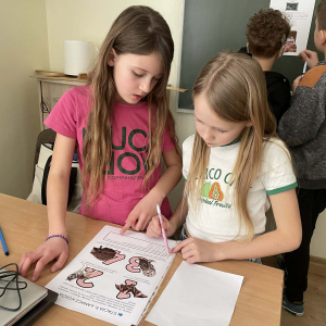 Uczniowie klas 4 podczas zajęć kółka przyrodniczego – Dzień Dzikiej Przyrody. Kliknięcie w zdjęcie spowoduje powiększenie do oryginalnego rozmiaru.